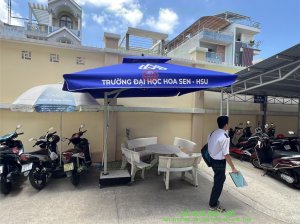 Giao Hàng, Lắp Đặt 150 Bộ Dù Lệch Tâm Vuông 2 Tầng 3x3m In Logo Trường Đại Học Hoa Sen – HSU Tặng Các Trường THPT Tại Thành Phố Hồ Chí Minh