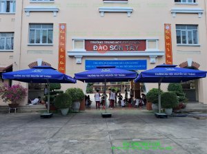 Giao Hàng, Lắp Đặt 200 Bộ Dù Lệch Tâm Vuông 2 Tầng 3x3m In Logo Trường Đại Học Nguyễn Tất Thành Tặng Các Trường THPT Tại Bình Dương, Đồng Nai, Bà Rịa – Vũng Tàu Và Long An