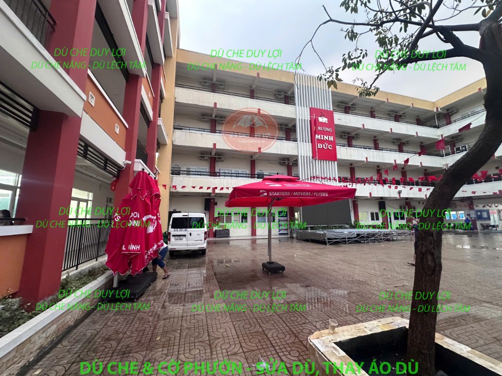 Dù đỏ của chương trình DOL tại sân Trường THCS Minh Đức, với bộ dù đang mở và đóng.