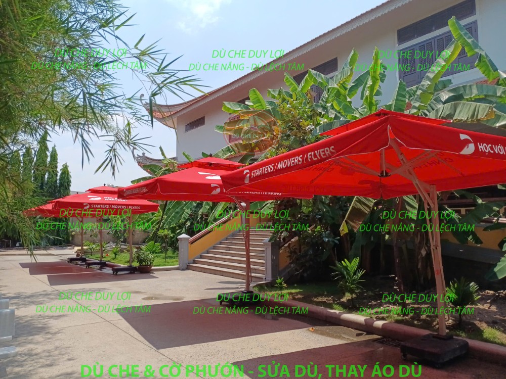 Cụm dù đỏ của chương trình DOL bố trí trong khuôn viên Tu viện Vĩnh Nghiêm.