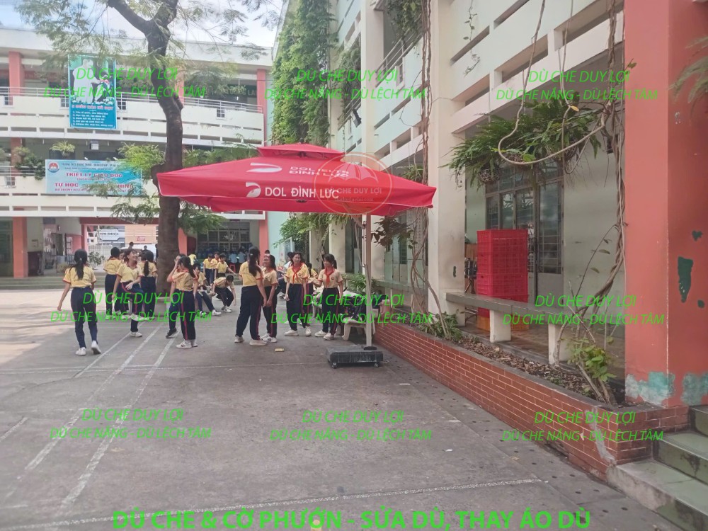 Dù in tên DOL Đình Lực tại sân Trường THCS Quang Trung trong giờ hoạt động.