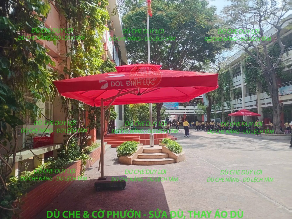 Dù vuông lệch tâm hai tầng in DOL Đình Lực cạnh bồn cây và lối đi tại Trường THCS Quang Trung.