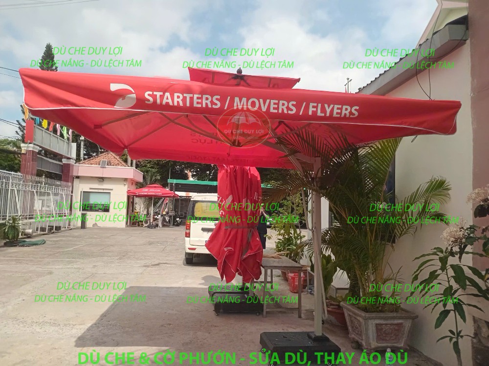 Dù đỏ in STARTERS MOVERS FLYERS tại khuôn viên Công an phường Thủ Đức.