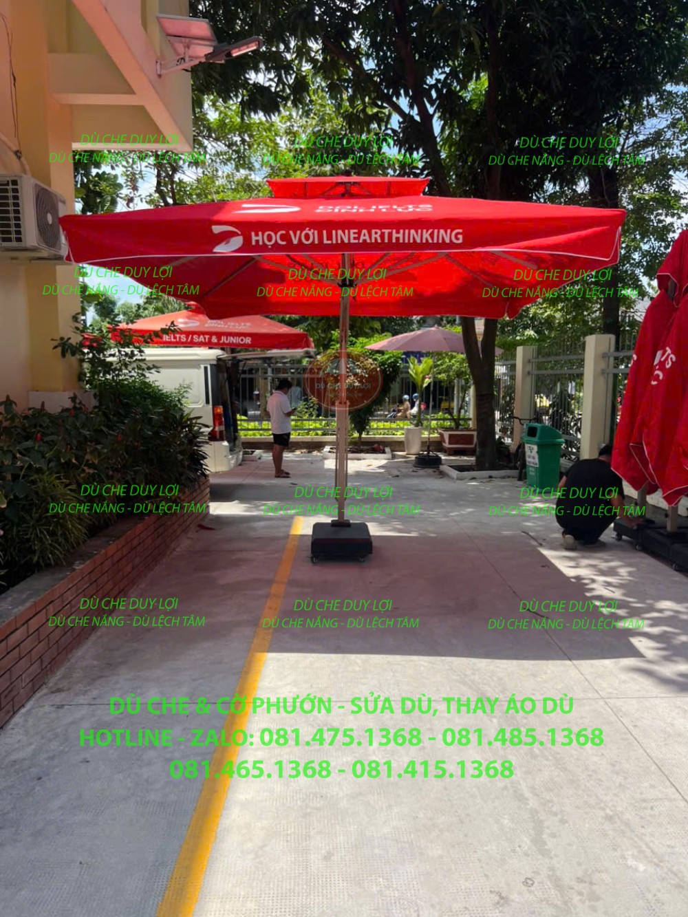 Dù đỏ in Học với LinearThinking tại lối đi trong khuôn viên UBND phường Chánh Hưng.