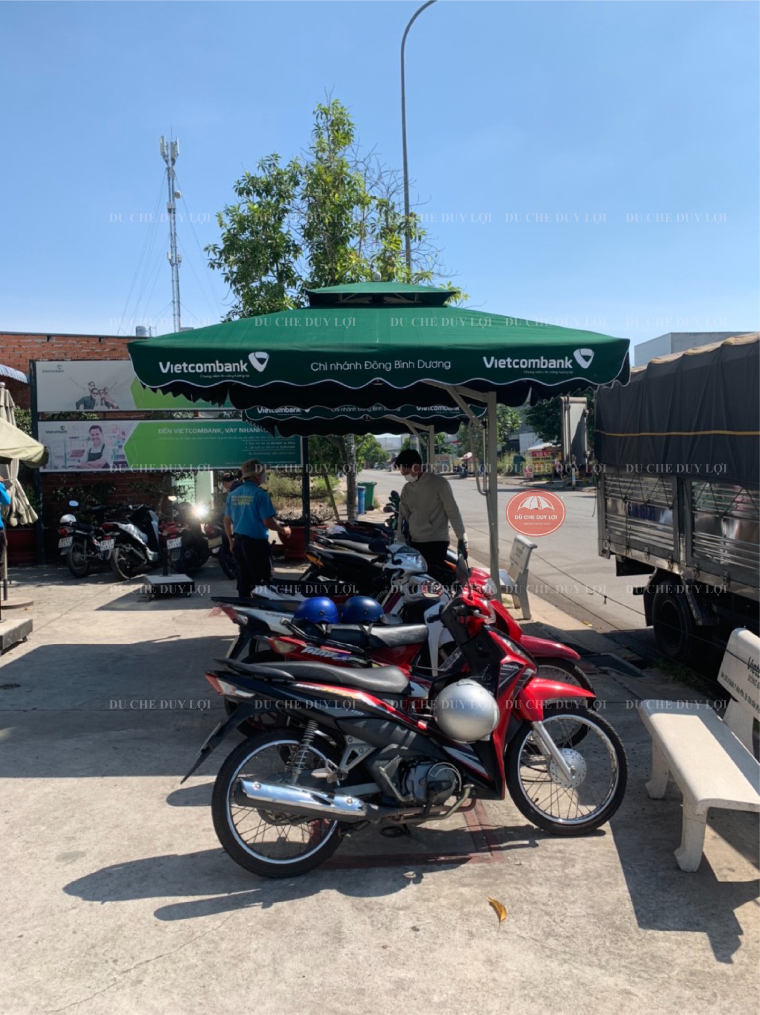 Dù Vietcombank với nội dung nhận diện trên diềm, nhìn gần từ khu vực xe máy.
