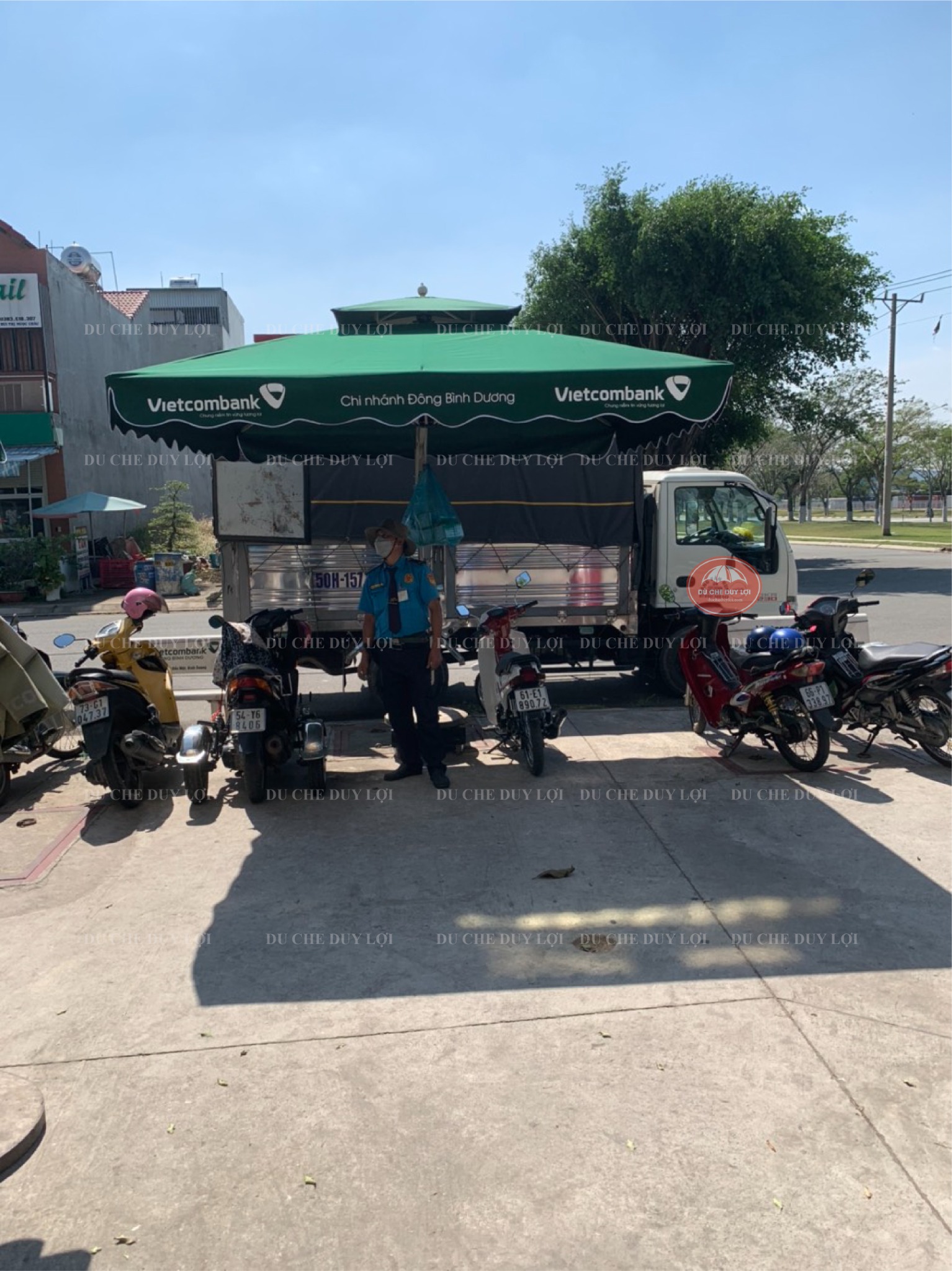 Dù lệch tâm vuông Vietcombank nhìn từ sân trước, gần khu vực tiếp nhận và để xe.