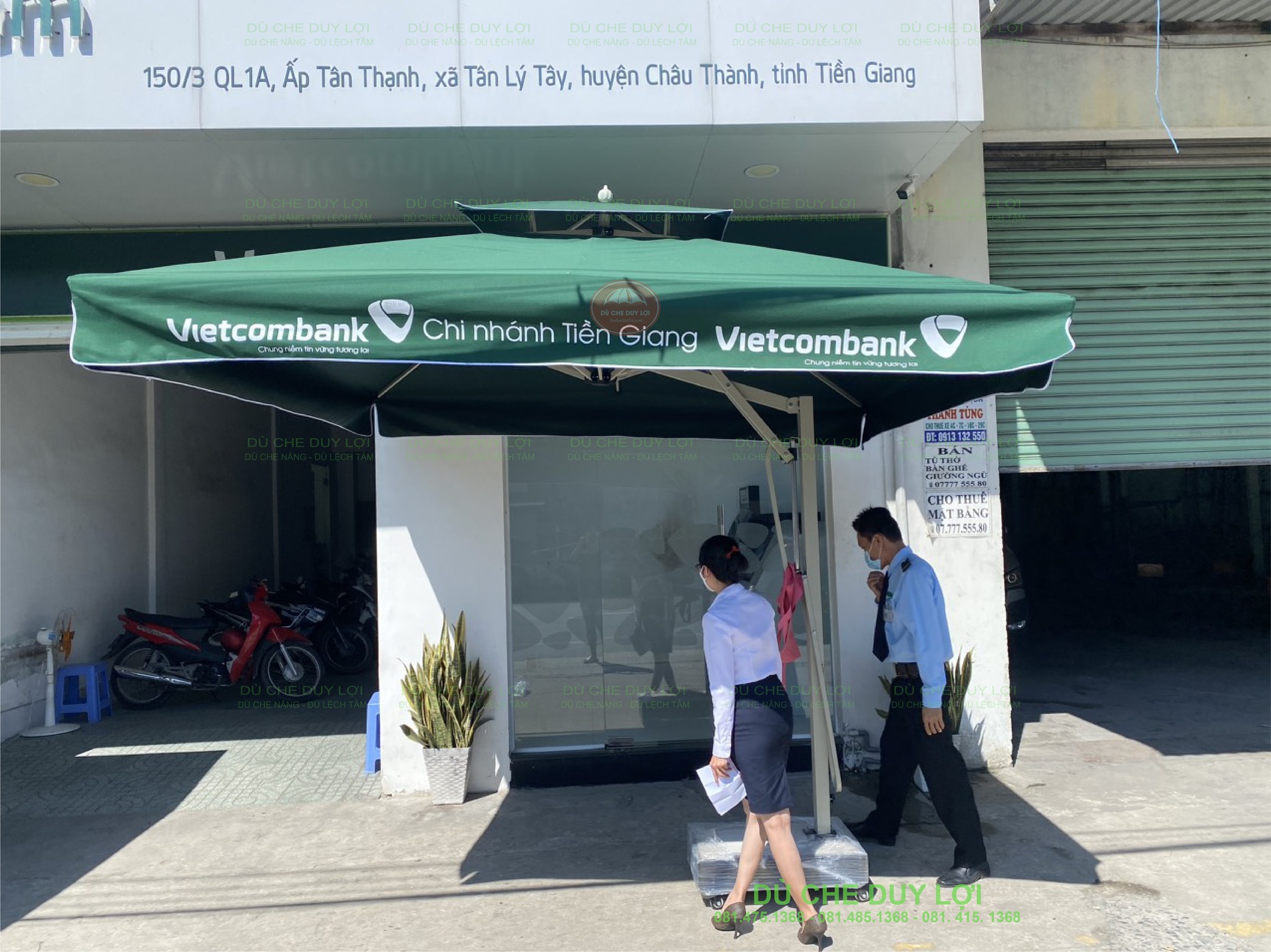 Dù hai tầng in tên Vietcombank Chi nhánh Tiền Giang tại khu vực tiếp cận phòng giao dịch.