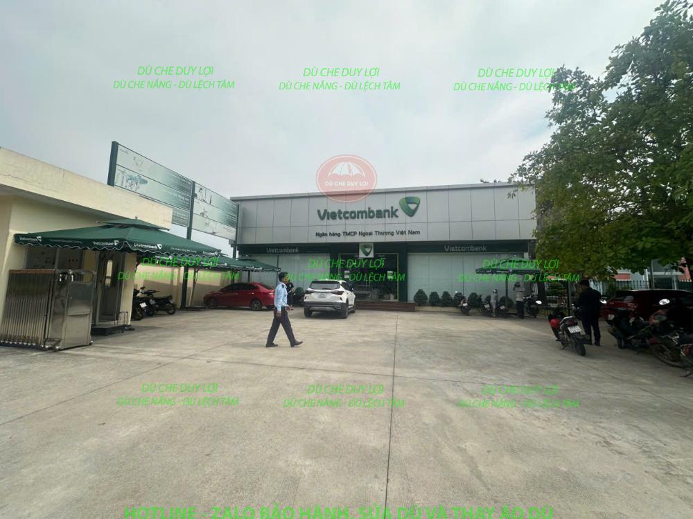 Toàn cảnh sân Vietcombank với các bộ dù bố trí quanh khu vực hoạt động.