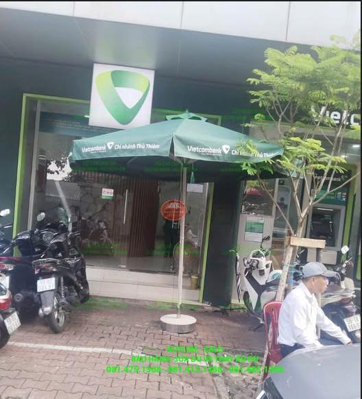 Dù tròn đúng tâm in nhận diện Vietcombank phía trước cửa phòng giao dịch.