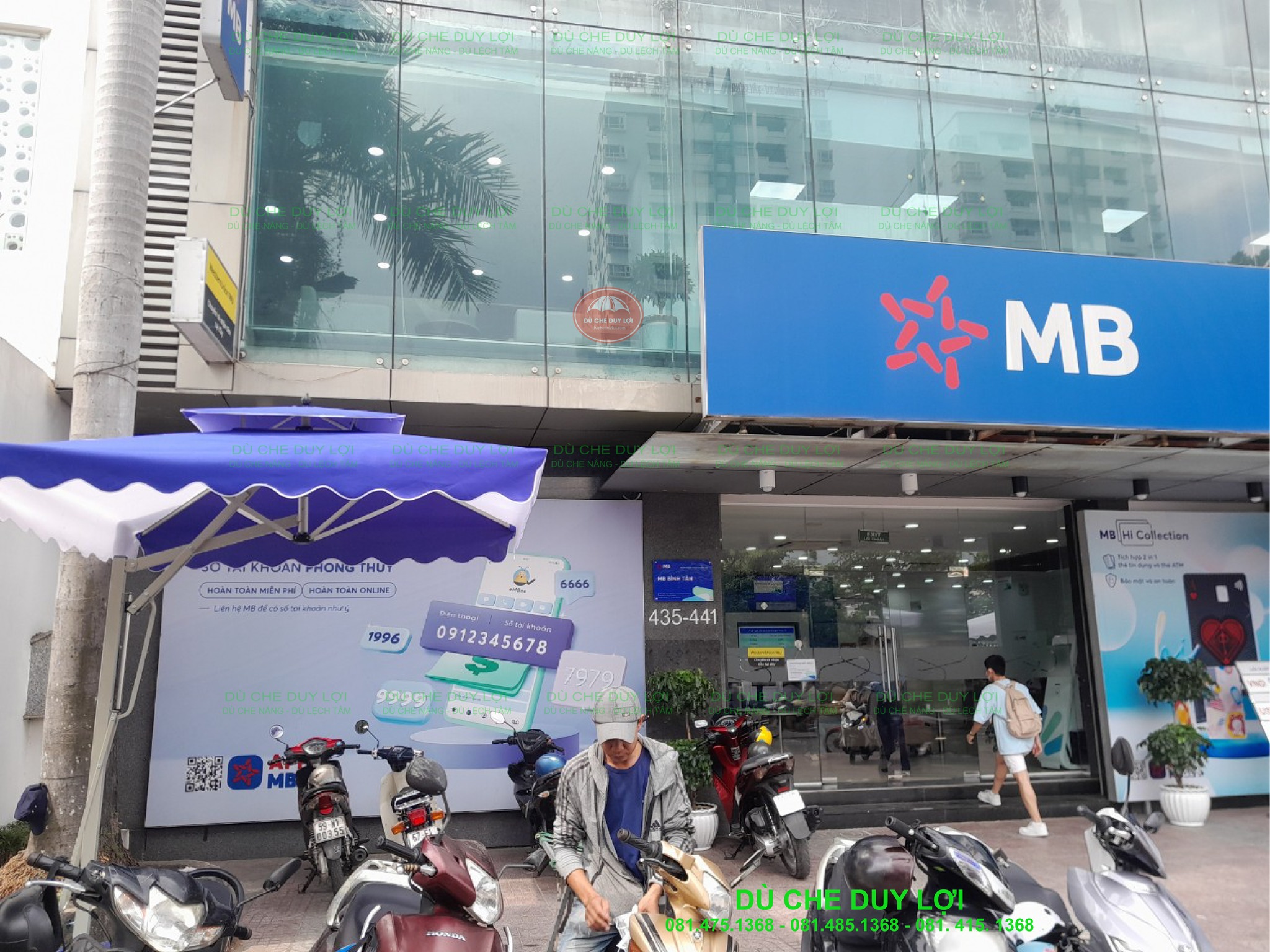 Dù xanh tím tại mặt tiền ngân hàng MB và khu vực đón khách.