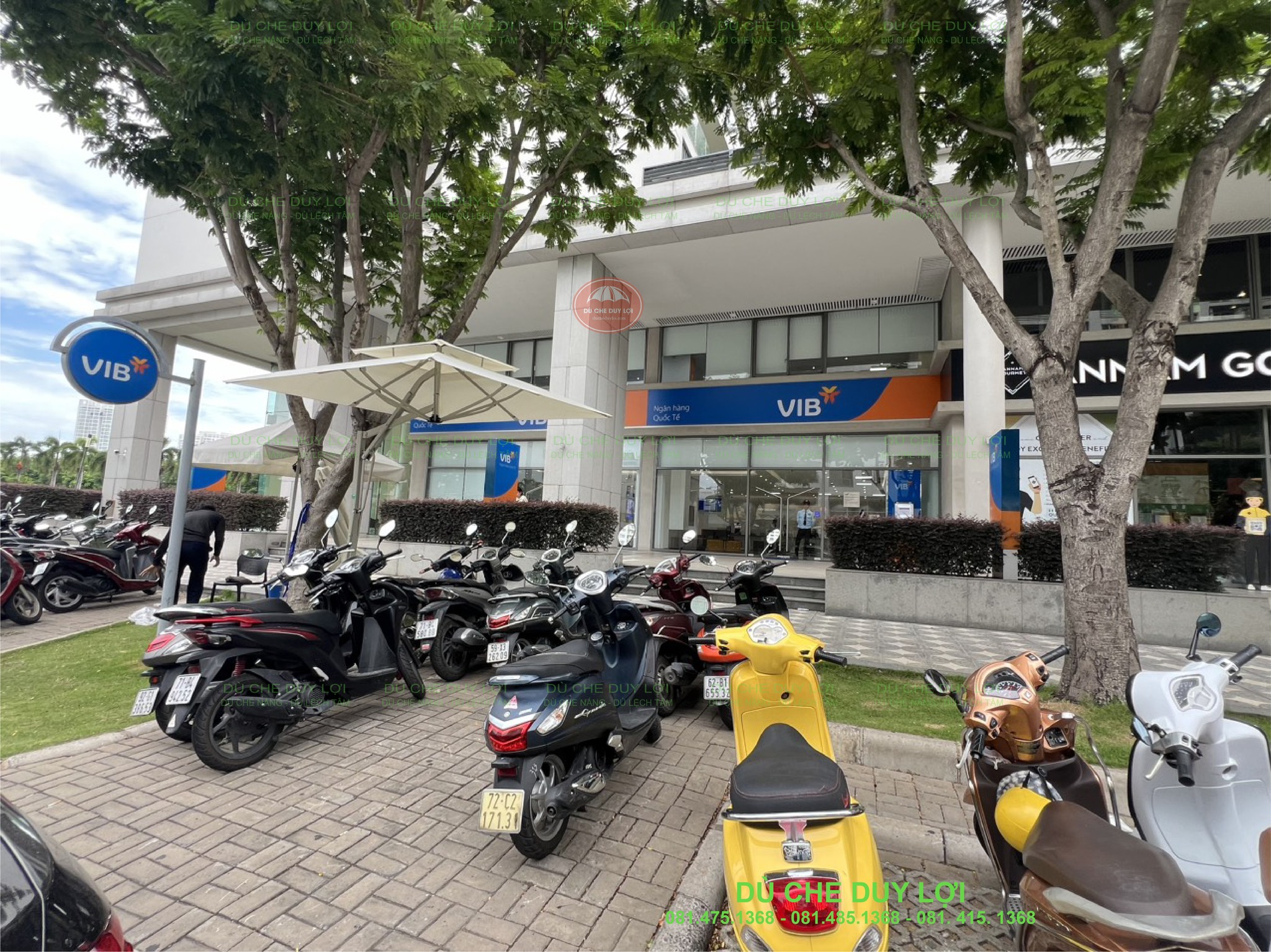 Dù màu sáng bố trí tại khu vực để xe trước chi nhánh VIB.