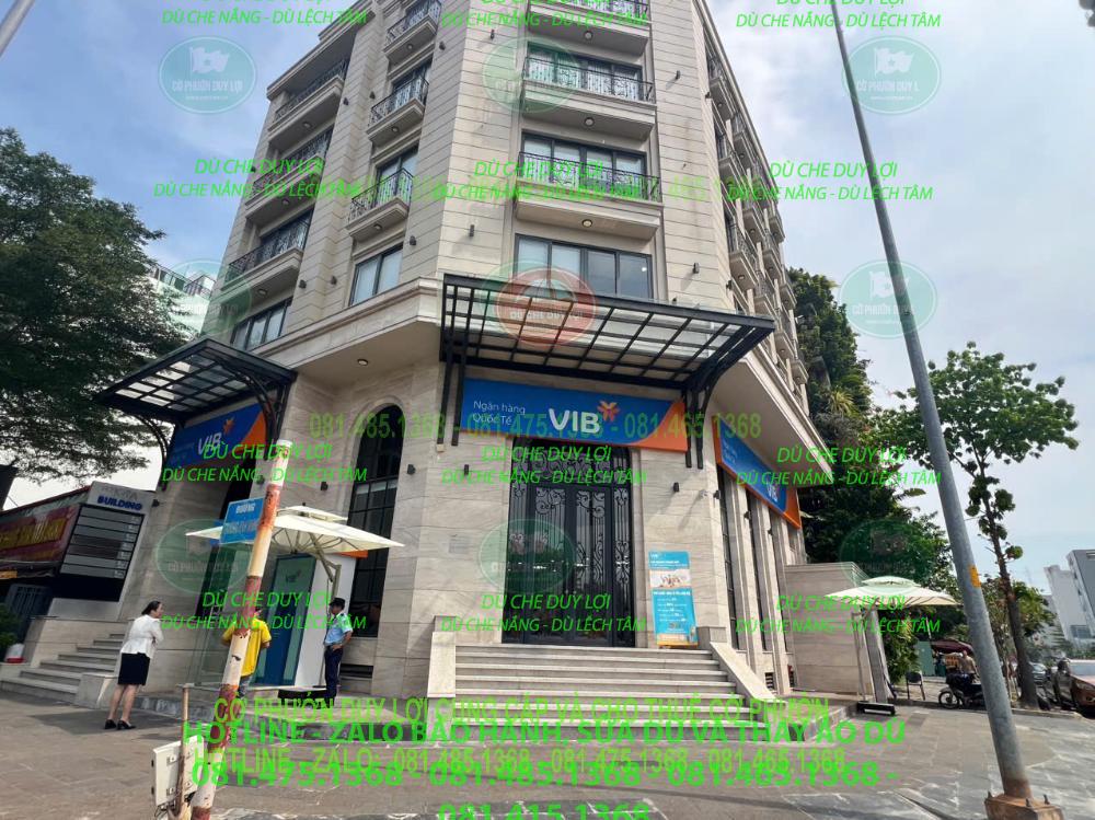 Dù màu sáng trước chi nhánh VIB có bậc thềm lên sảnh.