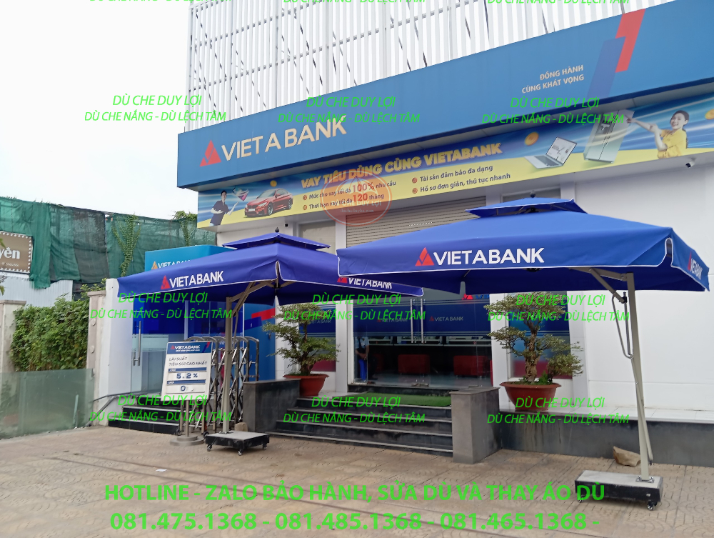 Cụm dù lệch tâm vuông in tên VietABank phía trước điểm giao dịch.