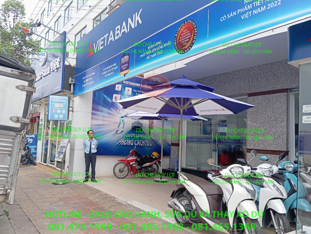 Dù tròn đúng tâm phối xanh tím và trắng trước điểm giao dịch VietABank.