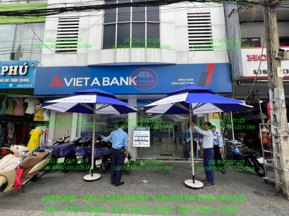 Hai bộ dù tròn đúng tâm tại khu vực đón khách trước ngân hàng VietABank.