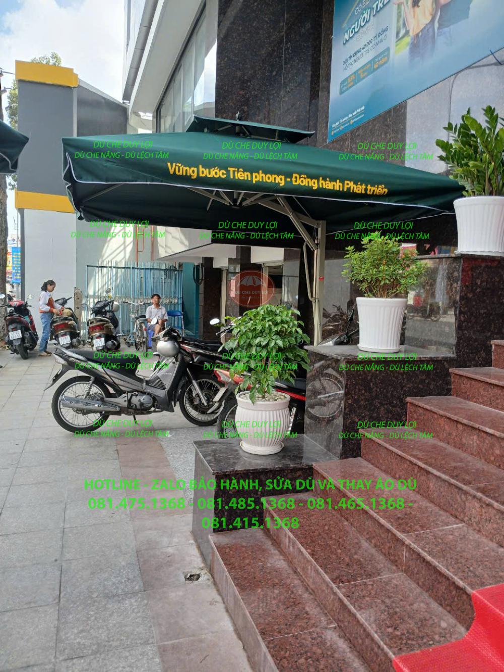 Diềm dù xanh đậm in nội dung thương hiệu tại mặt tiền Vietcombank.