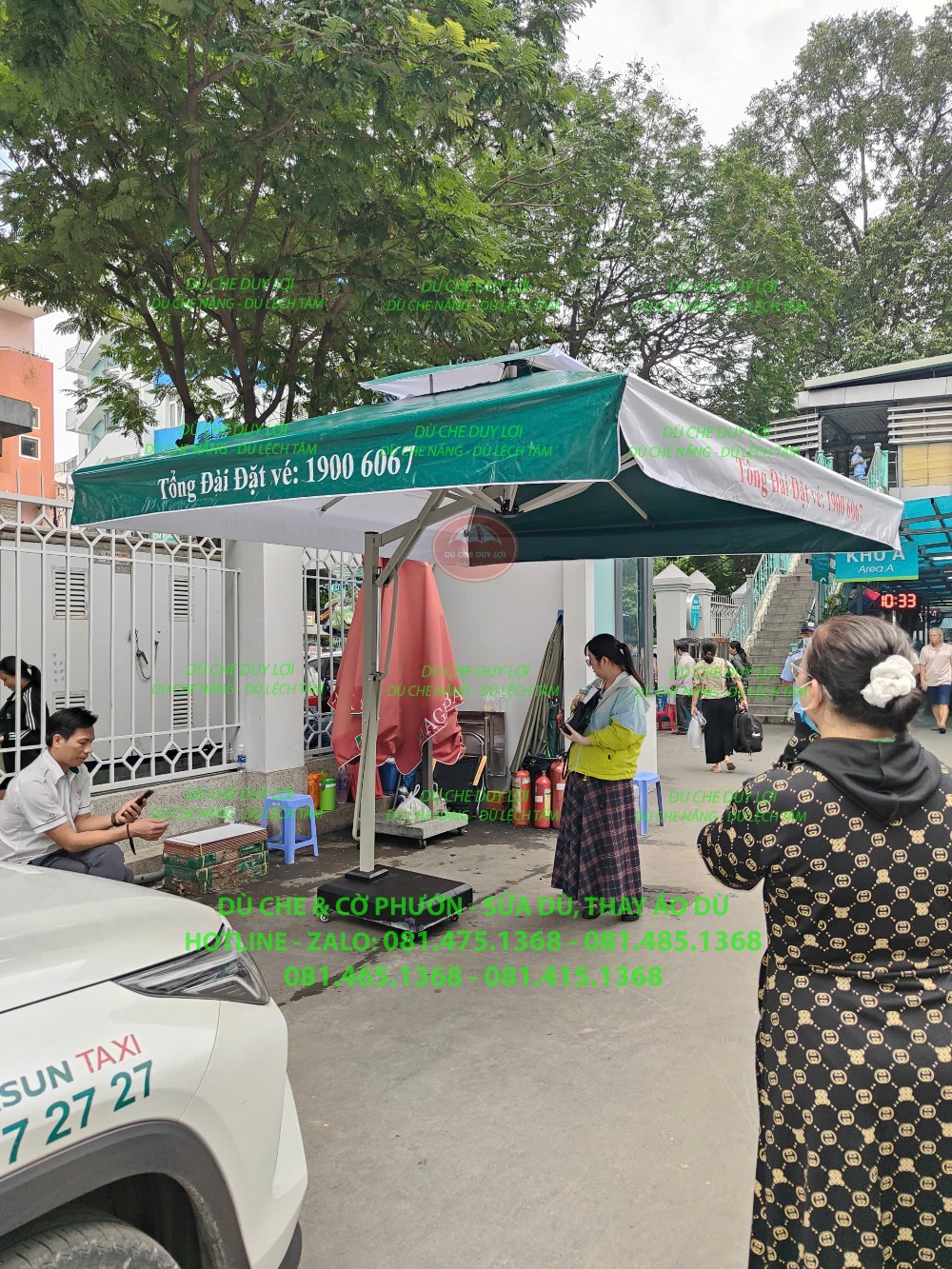 D&ugrave; che nắng Phương Trang bố tr&iacute; cạnh khu vực c&oacute; kh&aacute;ch h&agrave;ng v&agrave; nh&acirc;n vi&ecirc;n.