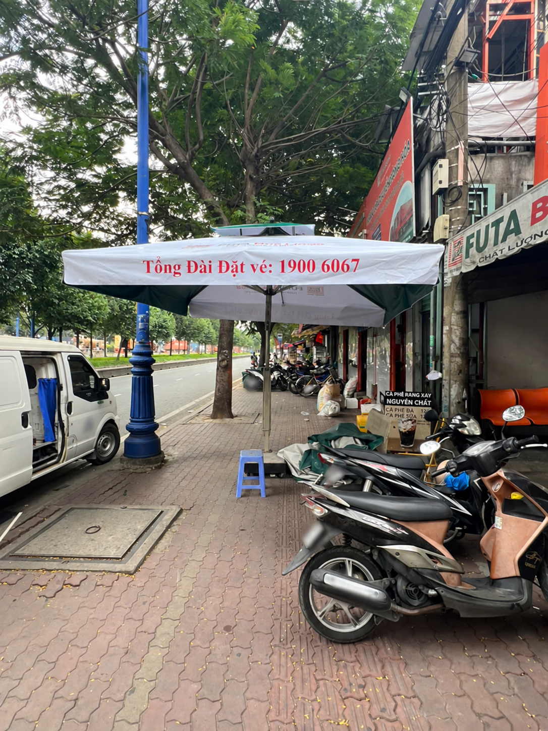 D&ugrave; hai tầng phối xanh r&ecirc;u v&agrave; trắng trước ph&ograve;ng v&eacute; c&oacute; nhận diện FUTA.
