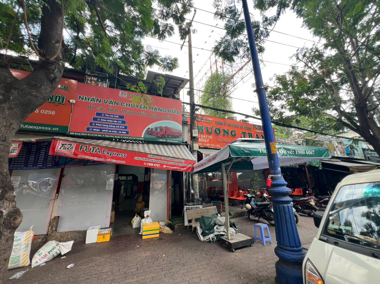 Kh&ocirc;ng gian ph&ograve;ng v&eacute; Phương Trang với d&ugrave; che ngo&agrave;i trời đặt ph&iacute;a trước.