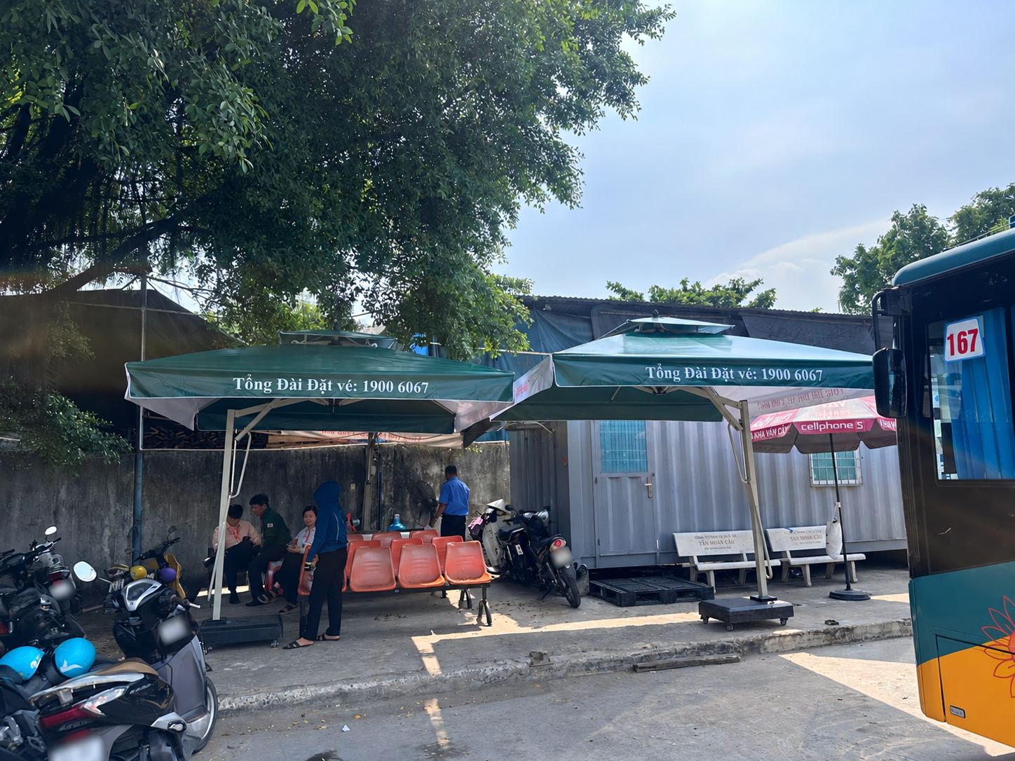Cụm d&ugrave; xanh r&ecirc;u che d&atilde;y ghế chờ h&agrave;nh kh&aacute;ch, in tổng đ&agrave;i đặt v&eacute; Phương Trang.