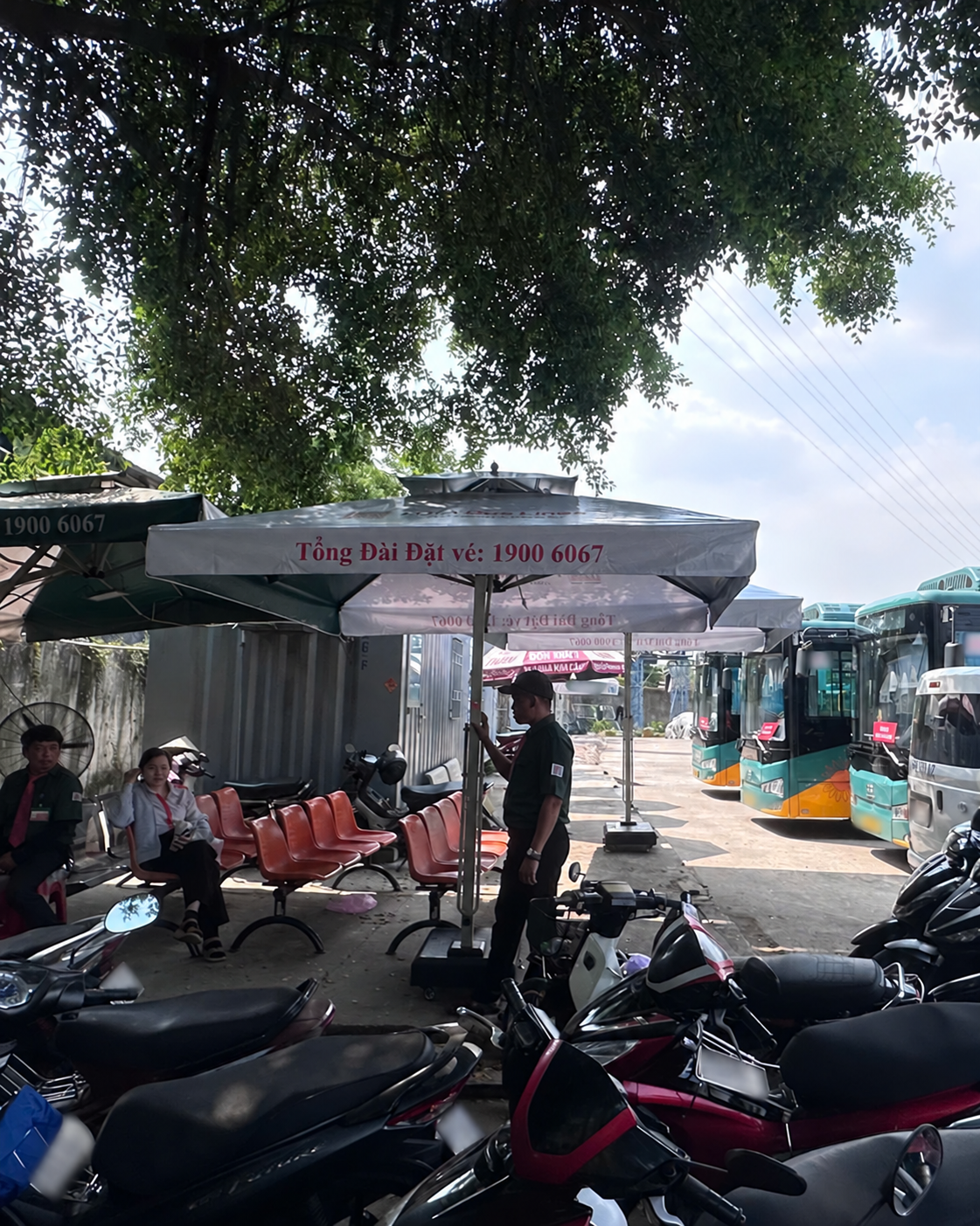 D&ugrave; che khu chờ h&agrave;nh kh&aacute;ch cạnh khu vực xe kh&aacute;ch Phương Trang.