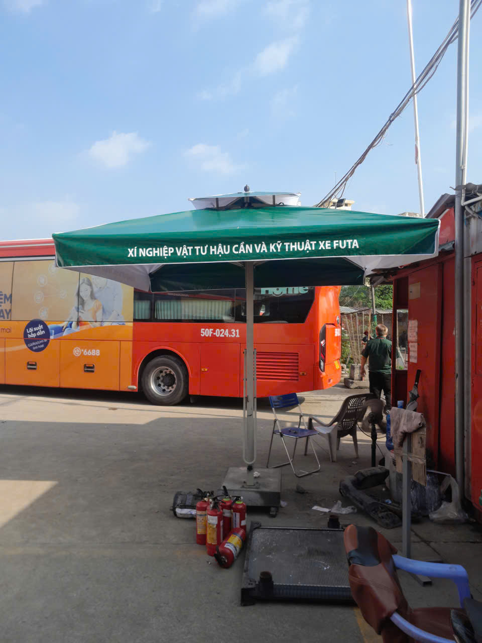 D&ugrave; vu&ocirc;ng lệch t&acirc;m bố tr&iacute; gần xe kh&aacute;ch, hỗ trợ che nắng khu vực phục vụ.