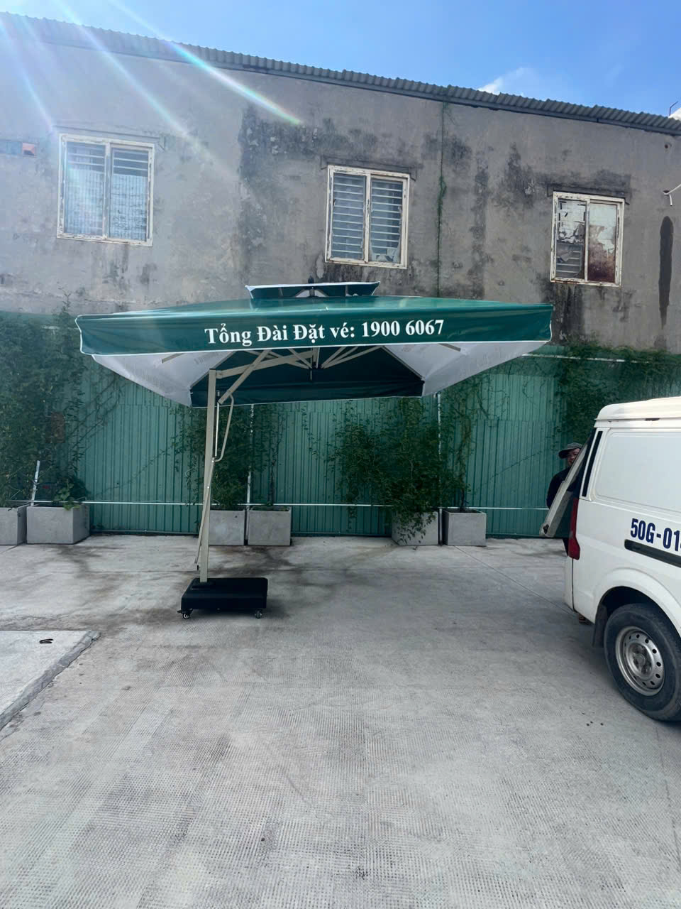 D&ugrave; xanh r&ecirc;u đ&atilde; mở tại khu vực s&acirc;n, in tổng đ&agrave;i đặt v&eacute; Phương Trang.