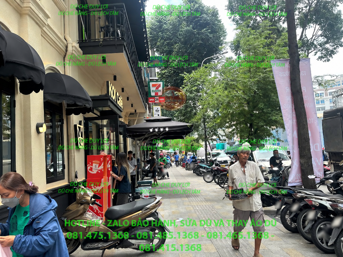 Dù KOI Thé nhìn dọc mặt tiền, kết hợp với mái cửa hàng và cây xanh.