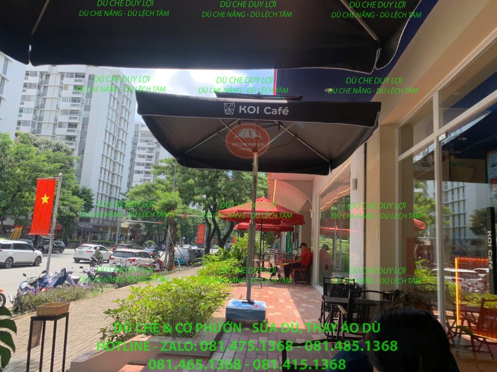 Dù mang tên KOI Café che khu bàn ghế ngoài trời cạnh cửa kính.
