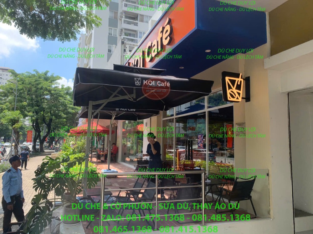 Cụm dù đen KOI Café bố trí dọc khu vực phía trước cửa hàng.