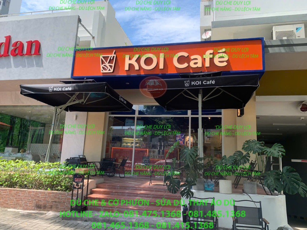 Dù đen in tên KOI Café phối cùng biển hiệu và khu bàn ghế.