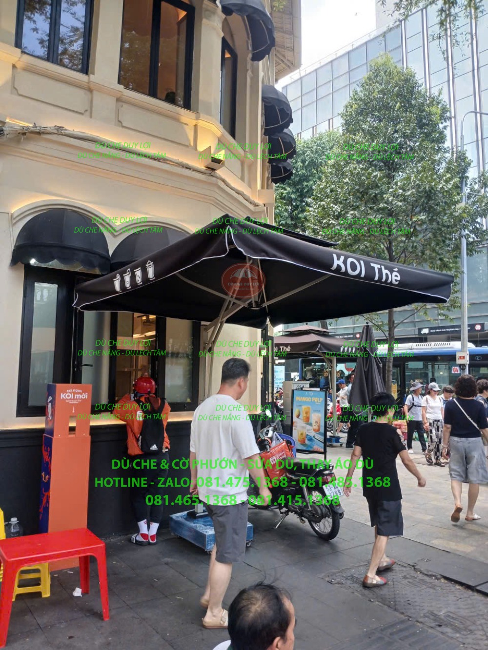 Dù hai tầng in tên KOI Thé trong không gian cửa hàng và lối tiếp cận.