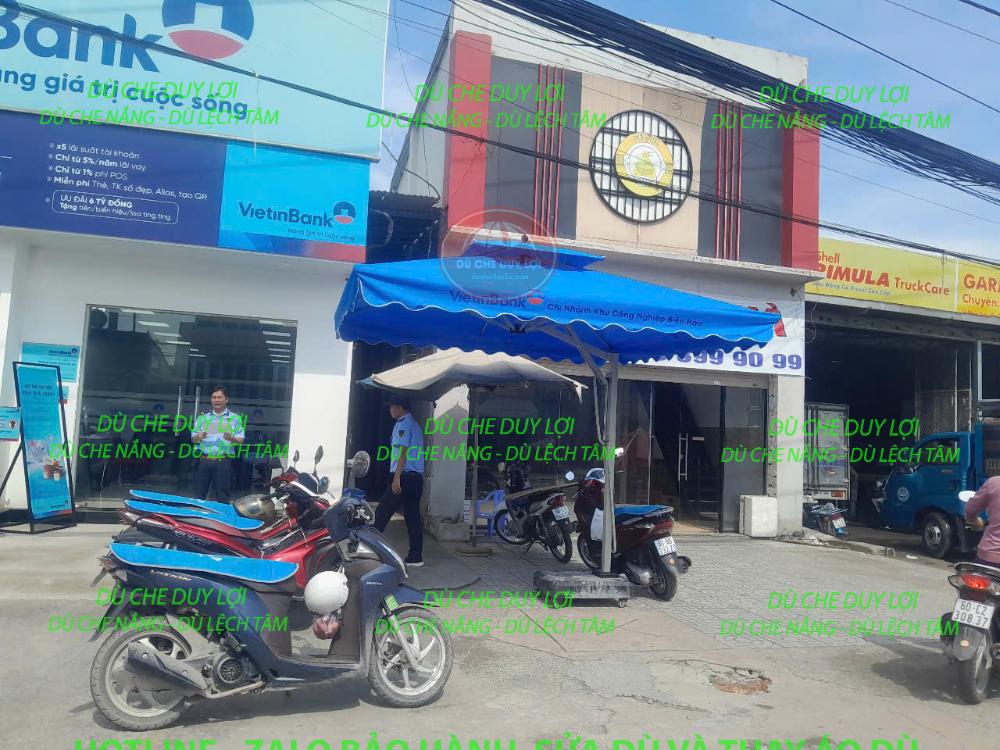 Dù xanh in nhận diện VietinBank tại mặt tiền điểm giao dịch và khu vực để xe.