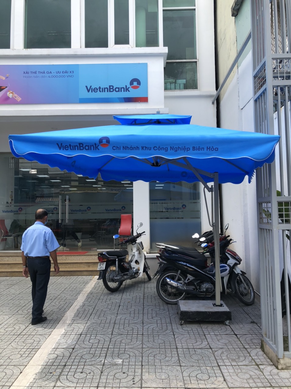 Diềm dù in tên VietinBank Chi nhánh Khu Công Nghiệp Biên Hòa phía trước phòng giao dịch.