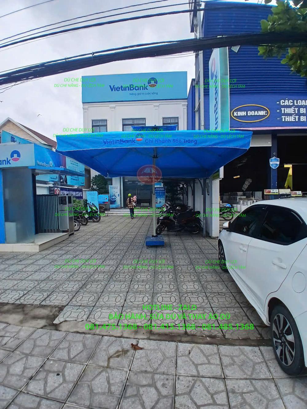 Dù lệch tâm vuông VietinBank nhìn dọc khoảng sân trước mặt tiền.