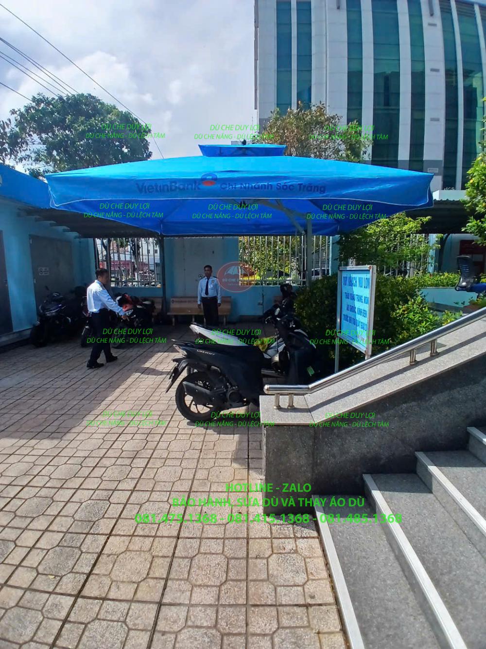 Dù VietinBank bố trí tại sân gần bậc thềm và tay vịn lên sảnh.