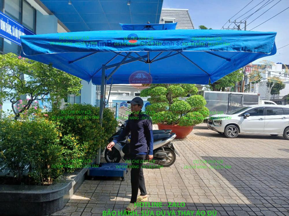 Bộ khung dưới tán dù VietinBank, trụ lệch tâm và đế tại mặt bằng sử dụng.