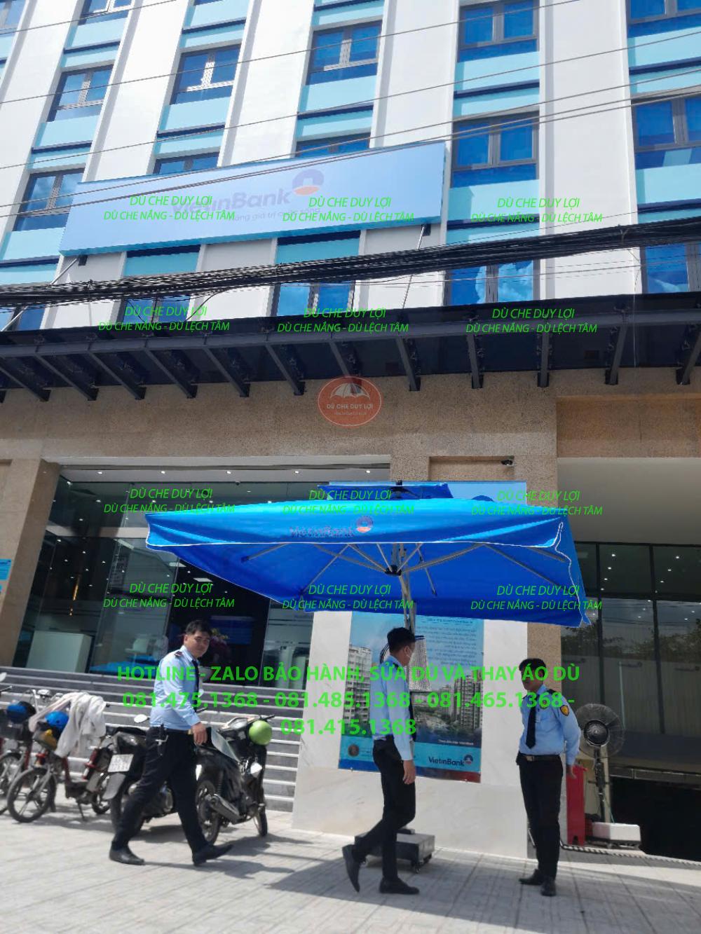 Dù hai tầng VietinBank trước cửa chi nhánh, gần vị trí khách hàng và nhân viên.