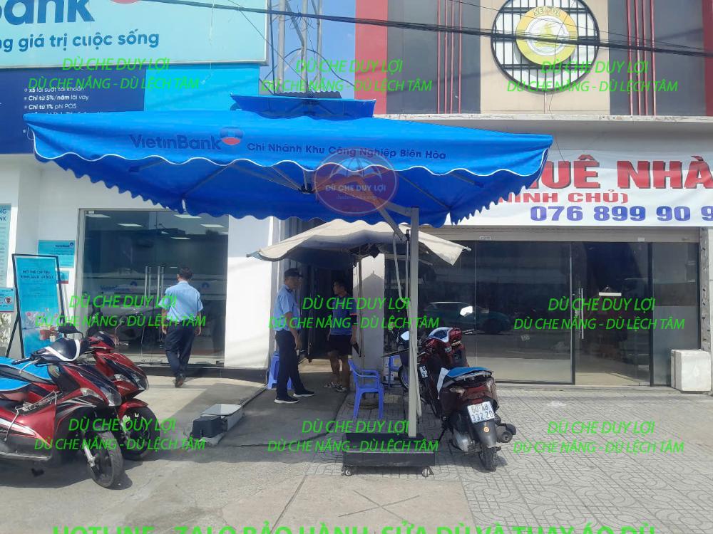 Góc nhìn rộng của dù VietinBank Chi nhánh Khu Công Nghiệp Biên Hòa tại mặt tiền điểm giao dịch.